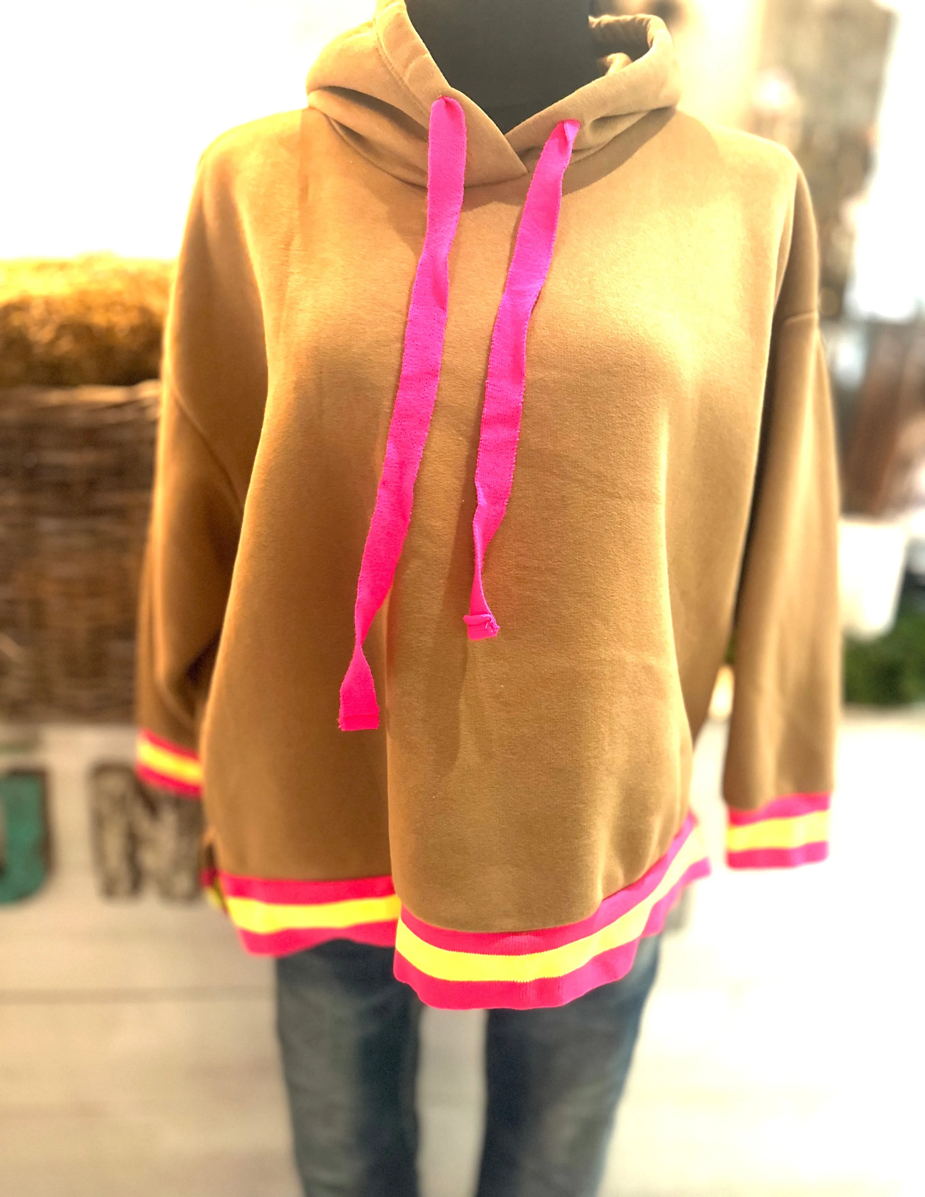 Hoodie mit bunten Bündchen